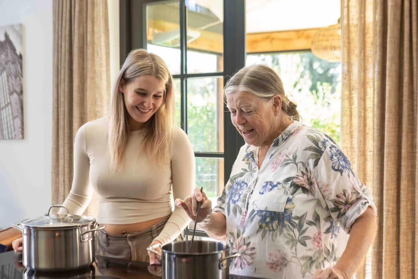 Een hospita en huurder koken samen in de keuken